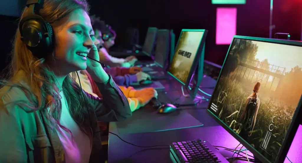 Spelers met headsets in een moderne esports-ruimte met kleurrijke verlichting en gamingmonitoren